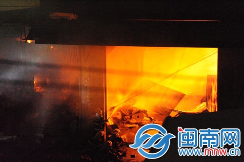 倉庫火勢很旺，消防員用水槍壓制
