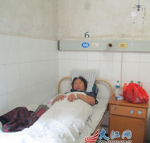 受害人六旬老太趙某仍躺在醫