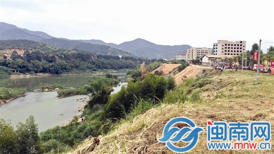 通往事發地有條土路，周圍沒有任何警示標志