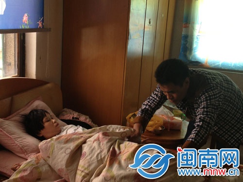 妻子因腦出血致右半身癱瘓，生活起居都需要唐某偉照顧