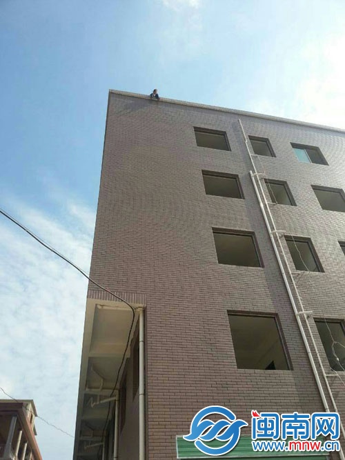 女孩獨坐5樓樓頂欲輕生
