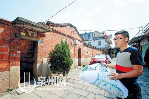黃強走街串巷，為手繪“刺桐百巷”地圖做準備。