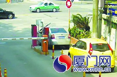 朱某駕車緩緩駛向道閘，硬生生將道閘頂開