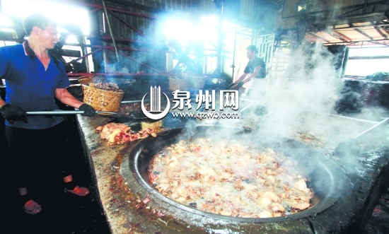 兩名工人圍著四口大鍋煉豬油，現場散發出陣陣惡臭。