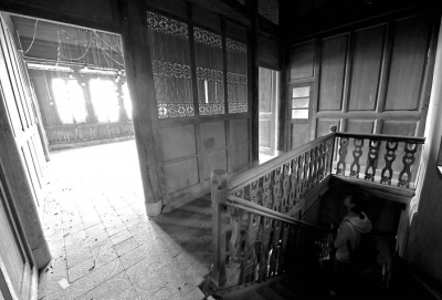部分建筑地磚松動，木頭腐朽斷裂