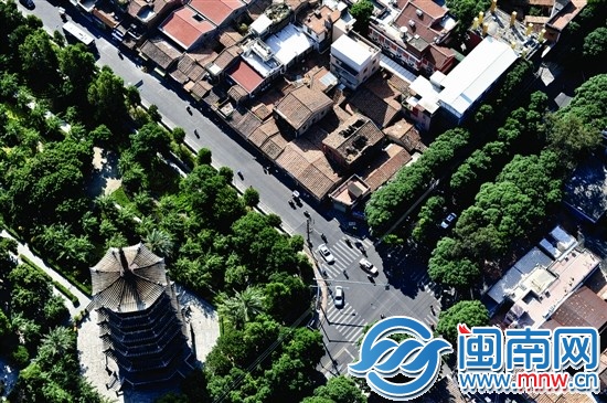 1.遙望西街，西塔如同古城畫卷上的印章般醒目