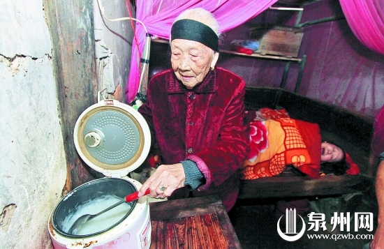 雖已年邁，王算仍每天為臥床的七旬女兒熬粥、擦身，