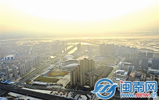 沐浴著晨光，海峽體育中心
