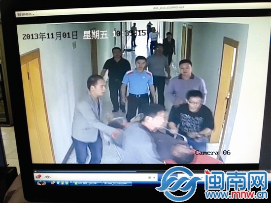 監控顯示，老伯倒地后，工作人員立即叫來了急救人員