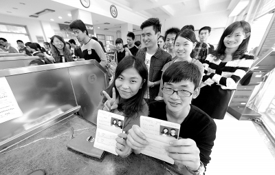 一對新人領到結婚證成功“脫光”。