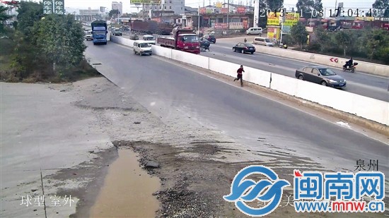 監控顯示，丁某撞人后棄車逃跑