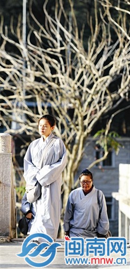 在安靜的寺院里，學員面露從容