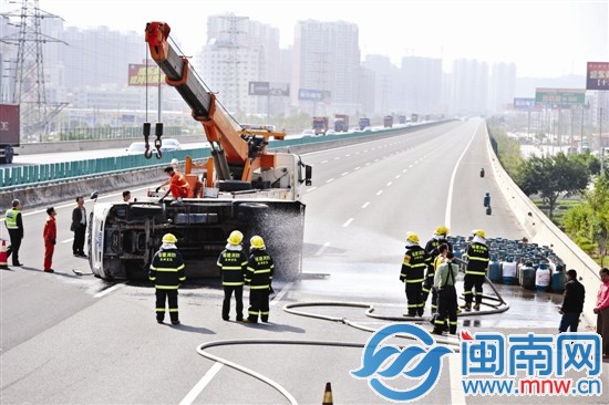 為防止爆炸，消防官兵朝貨車噴水，3個泄漏氣罐被移