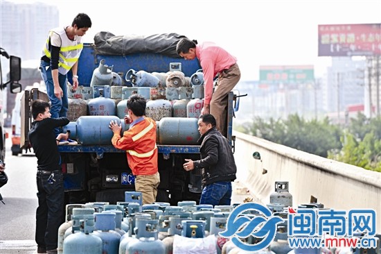 路政部門找來貨車，將液化氣罐運走