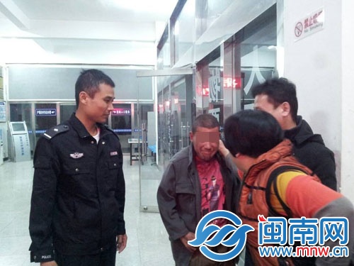 回到母親身邊，張某慎露出開心的表情