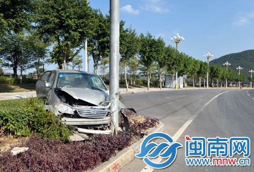 小車車速太快，直接撞上綠化帶