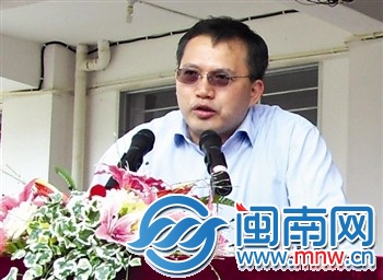 去年5月，李曙峰和弟弟捐資100萬，成立玉振教育基金