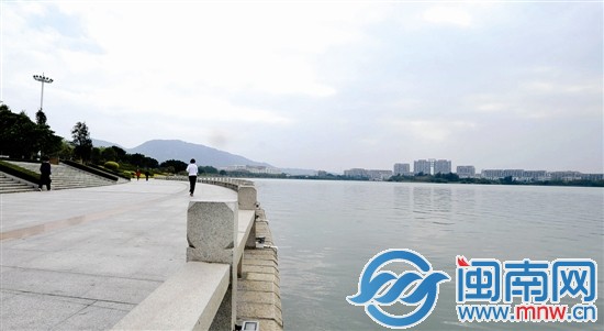 如今西湖完成了治污，碧波萬頃