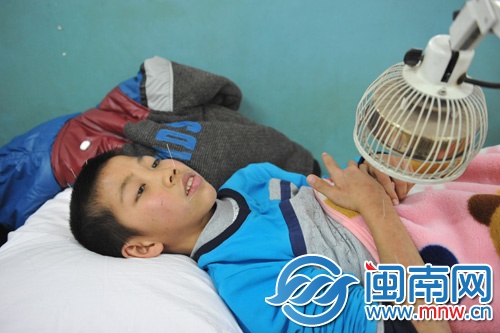 如今，他無法去上學，每天都要去醫院針灸