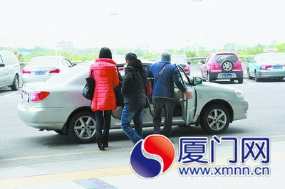 乘客被人拉走，坐上黑車