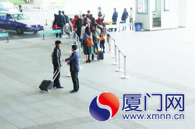 黑衣男子拉客，與正規出租車爭奪客源