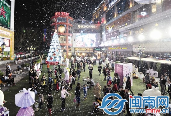 昨晚9點，泉州市區領秀天地，“人工造雪”吸引很多