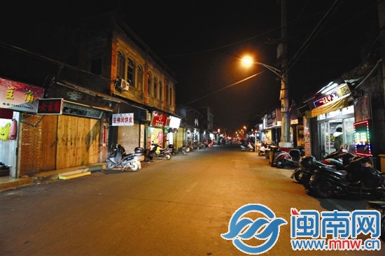 昨晚不到9點，泉州市區西街，多家店鋪已經關門，路