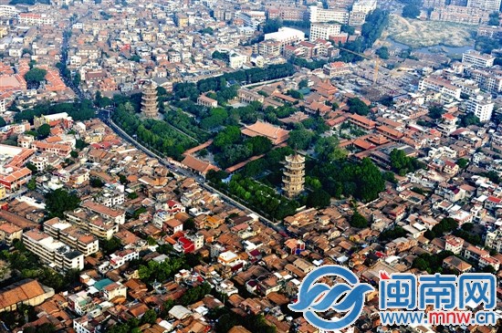 本報去年年底航拍圖片，東西雙塔屹立，紅磚古厝環繞