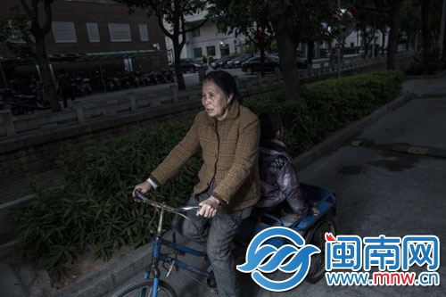 李奶奶每天載著孫子上下學，兩人相依為命