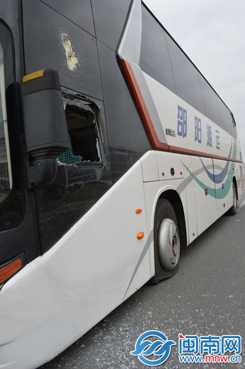 駕駛室車窗被砸碎，輪胎也被戳破