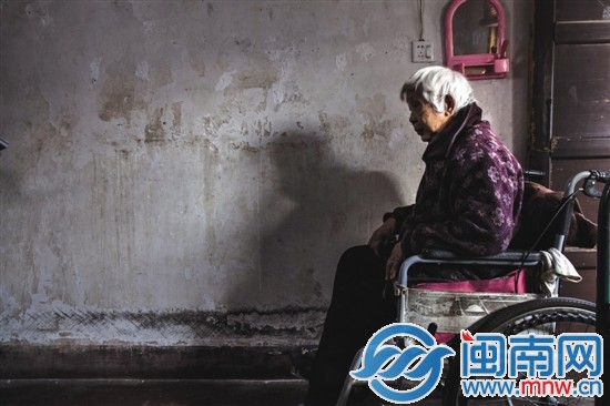 陳磨治坐在輪椅上，常年窩在家中，好希望有人帶她出