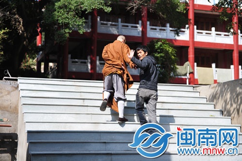 決心留在寺廟工作，陳奕新向眾人揮手告別