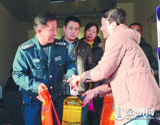 洛江區總工會為困難職工送食用油等物品