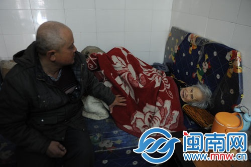 譚長福的家有點背陰，床沒有床墊，被子沒有被套
