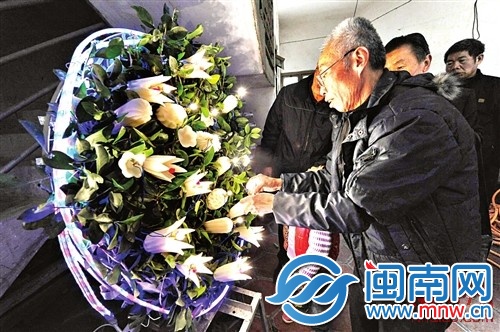 裝好燈泡，牽上燈帶，花燈就做好了