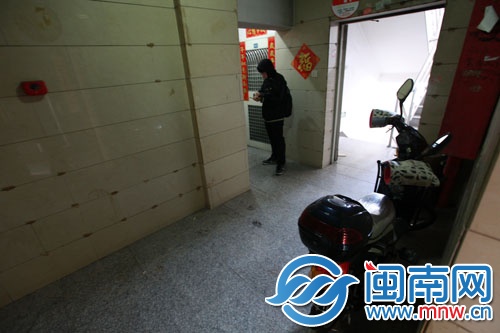 林女士在家門口停電動車時，遭遇歹徒襲擊
