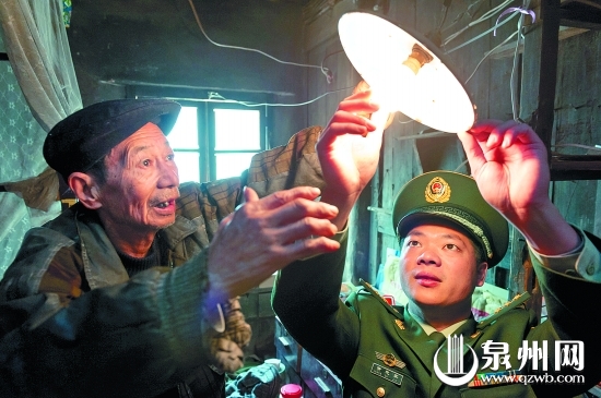 老人家燈泡壞了，邊防民警及時修好
