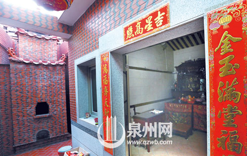 宮僅一間房間大小，內奉祀佛像、關帝爺等，宮內側還