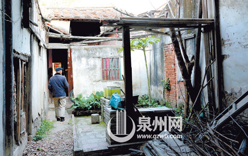 三朝巷26號，古厝大廳已經變成一片小菜地，大廳部分