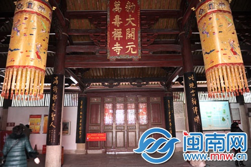 開元寺入門對聯：此地古稱佛國，滿街都是圣人