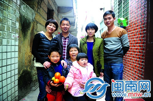 二十多年前拍的全家福里，只有4個人，如今一家已有