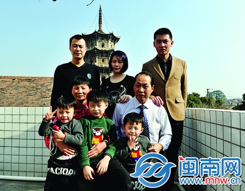 這次拍全家福，陳翠玉和十年前一樣，選擇了東塔為背景