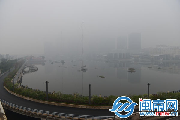 昨日12時24分，豐澤浦西，泉州最高商業樓迷失霧中
