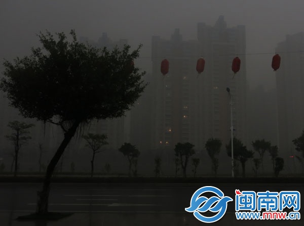 昨日下午3時34分，近乎黑夜，泉州東海一小區，居民