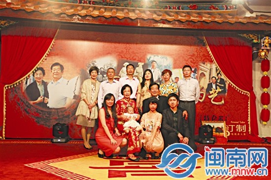 金婚慶典上，老人和家人學生拍照留念