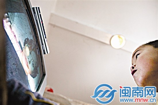 這一刻，冬冬的世界里，只有電視機里的人