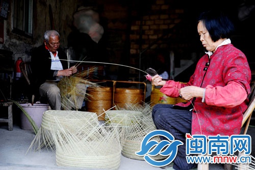夫唱婦隨，陳阿伯編神籃已經58年了