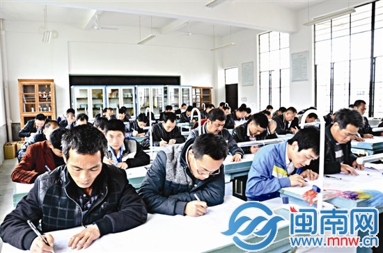 茶農和真正的大學生一樣，上課、考試