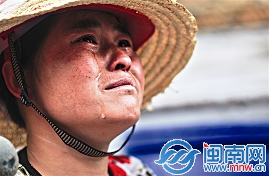 工人陶女士看著火場，留下了兩行眼淚