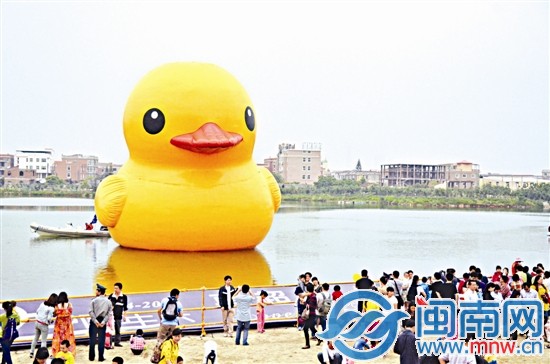 憨態可掬的大黃鴨，讓參觀的人仿佛回到童年